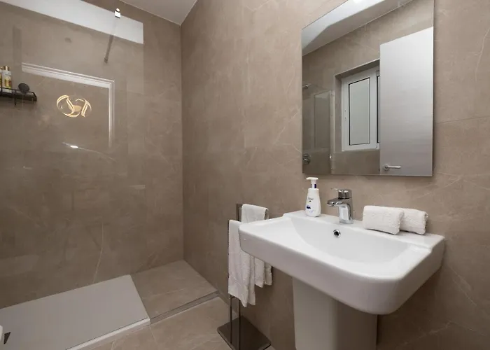 Elmswater Court شقة